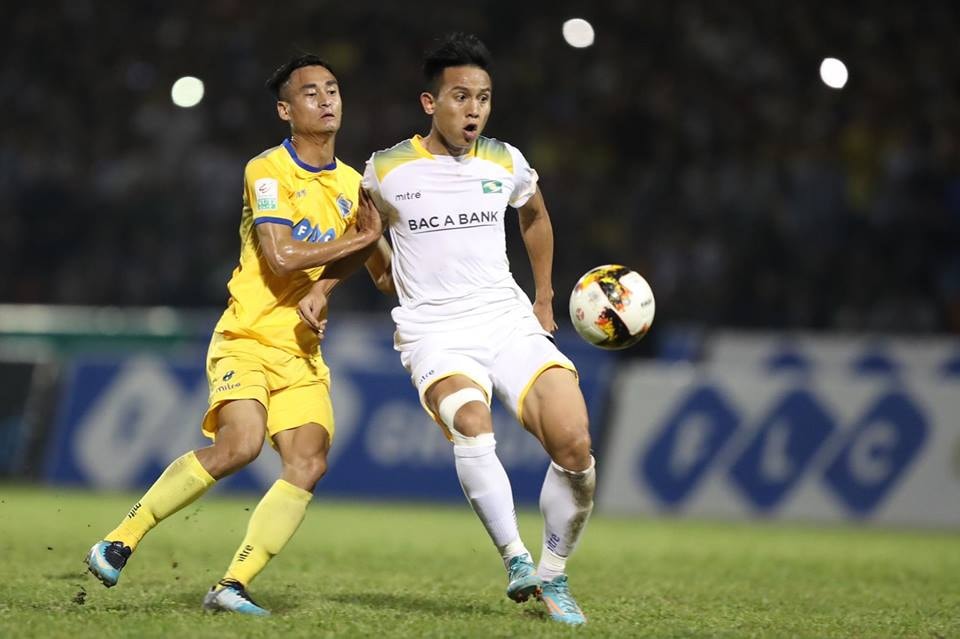 SLNA (áo trắng) đang chật vật tại V.League. Ảnh: Hoài Hoan