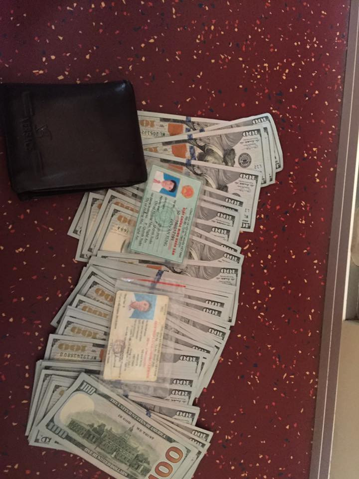 Chiếc ví và 8.300 USD mà anh Bách nhặt được. Ảnh đăng trong facebook cá nhân của anh Bách