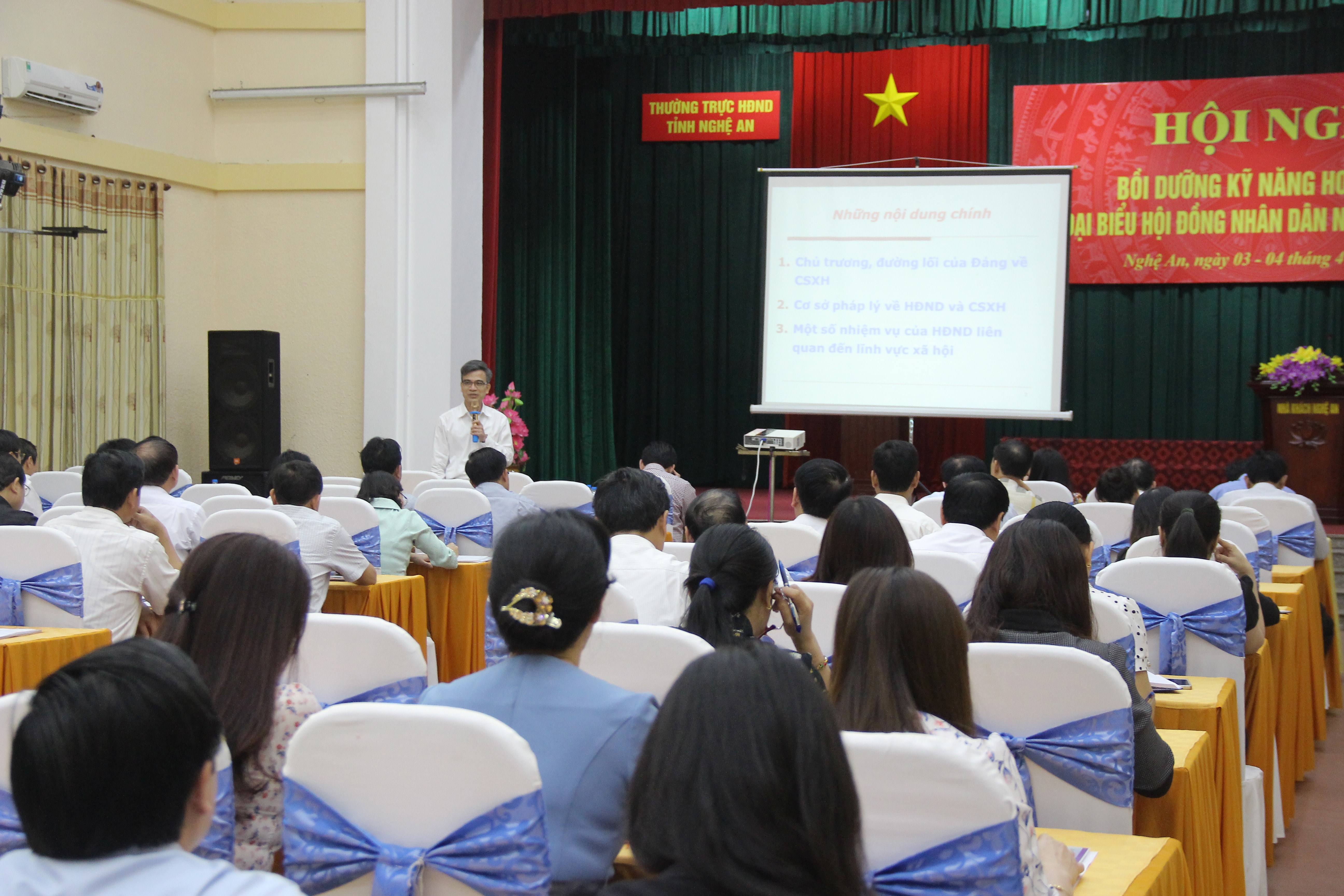 Các đại biểu HĐND tỉnh tiếp thu chuyên đề HĐND tỉnh với các chính sách xã hội tại địa phương.