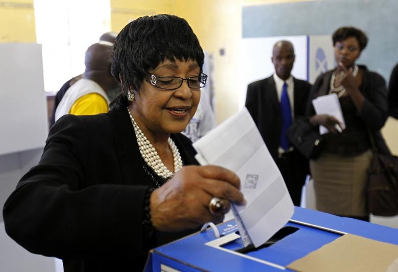 Winnie Mandela bỏ phiếu trong cuộc bầu cử thành phố Nam Phi ở Soweto, tháng 5 năm 2011