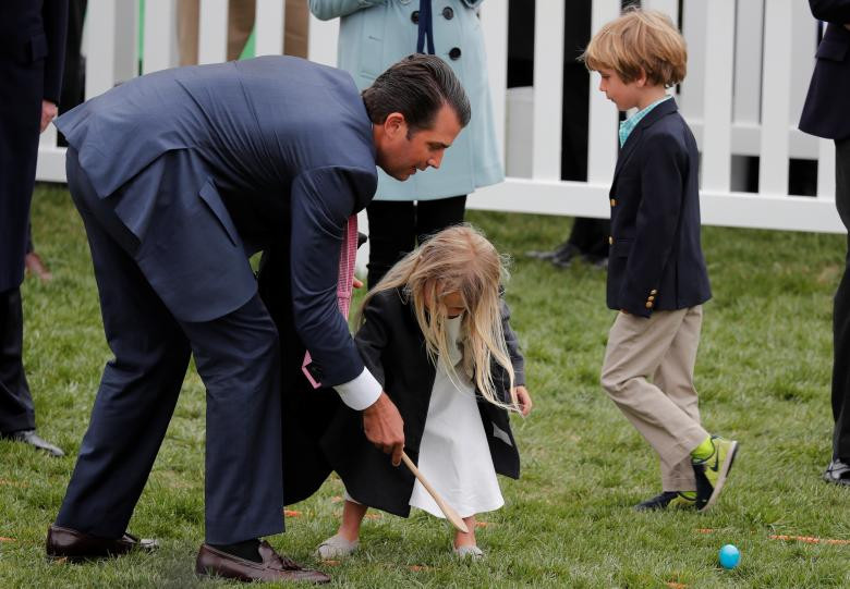 Donald Trump Jr giúp con gái Chloe cuộn trứng