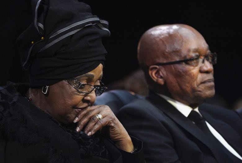 Winnie Mandela và Tổng thống Nam Phi Jacob Zuma tham dự lễ tang của Nelson Mandela tại Qunu, tháng 12 năm 2013