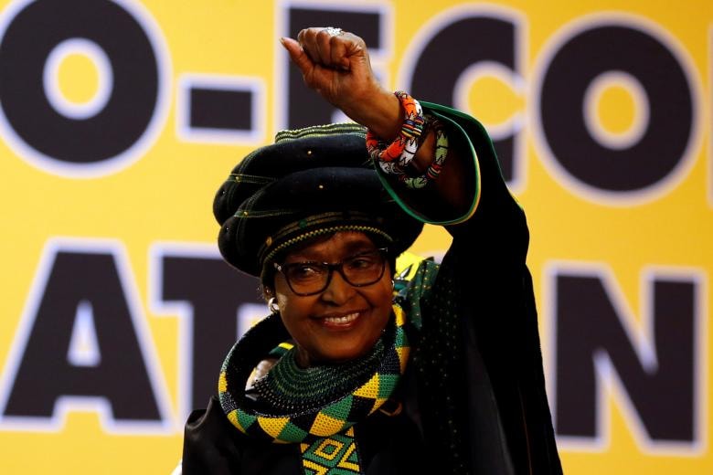 Winnie Mandela cử chỉ đến những người ủng hộ tại Hội nghị Quốc gia 54 của Quốc hội Phi Châu cầm quyền (ANC) tại Johannesburg, tháng 12 năm 2017. 