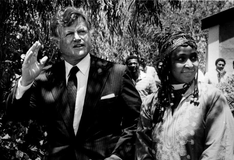 Thượng nghị sĩ Edward Kennedy thăm Winnie Mandela ở Brandfort, Nam Phi vào năm 1985.