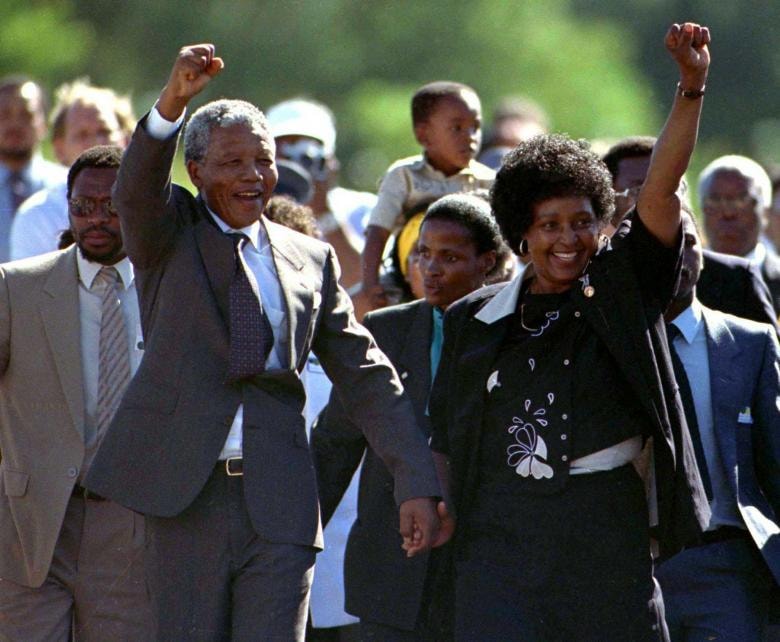 Nelson Mandela, cùng với vợ Winnie, đi khỏi nhà tù Victor Verster, gần Cape Town, sau khi trải qua 27 năm tù, tháng 2 năm 1990