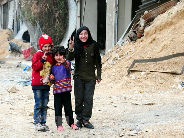 Niềm vui của trẻ em Syria sau khi khu vực Harasta, Đông Ghouta được giải phóng ngày 28/3. (Nguồn: THX/TTXVN)