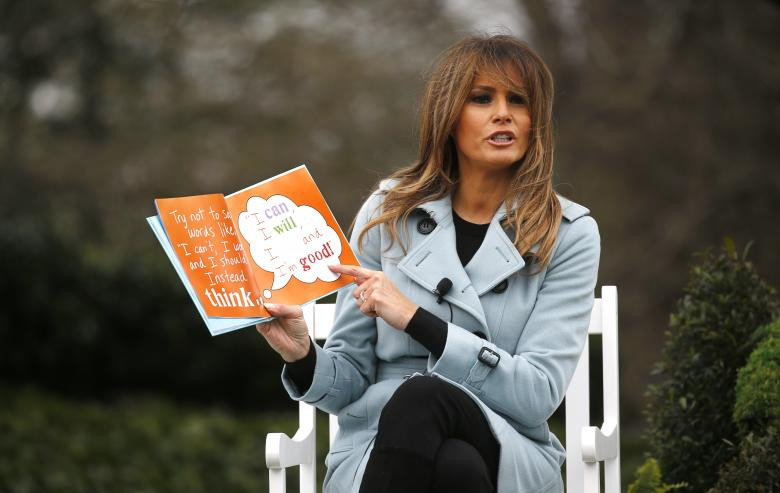 Đệ nhất phu nhân Melania Trump đọc sách cho trẻ em.