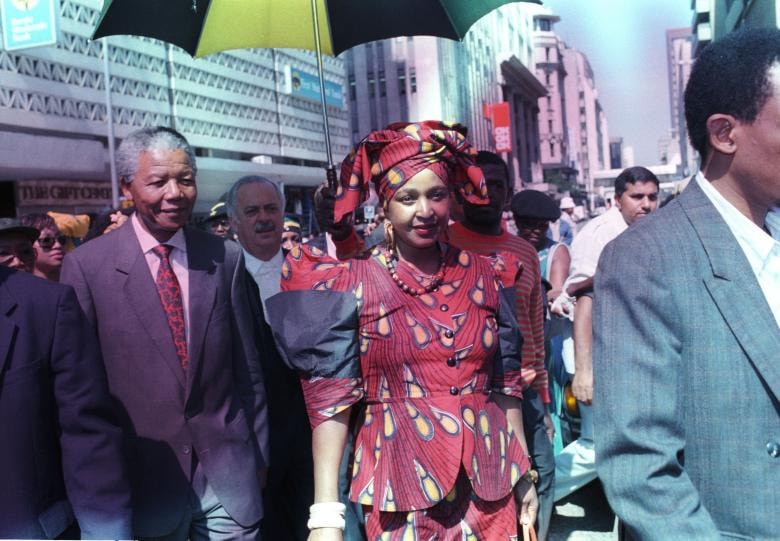 Nelson và Winnie Mandela đến Tòa án Tối cao Johannesburg trước khi xét xử vụ bắt cóc và tấn công, 1991