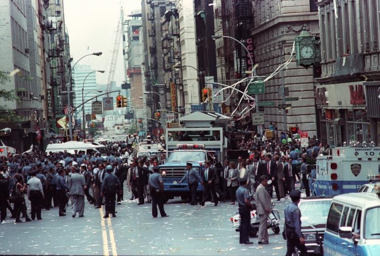 Nelson Mandela và vợ ông Winnie vượt qua hàng trăm ngàn trong một cuộc diễu hành băng keo băng ở Manhattan, tháng 6 năm 1990.