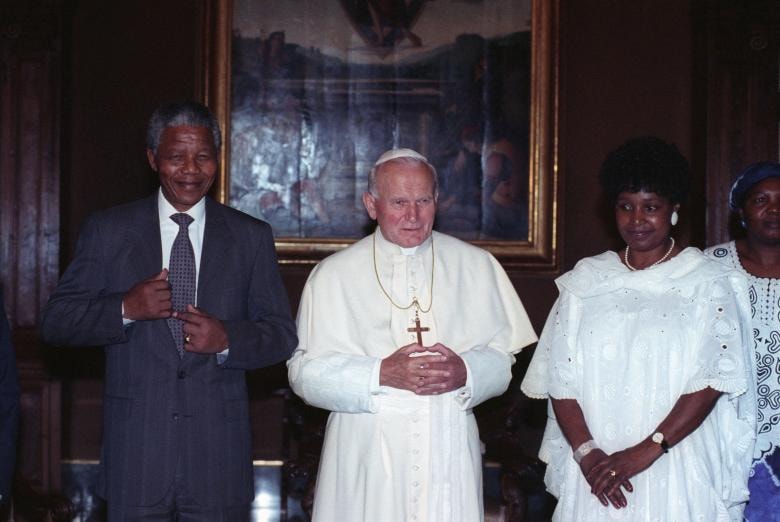 ĐGH Gioan Phaolô gặp gỡ Nelson Mandela và vợ ông Winnie tại Vatican vào tháng 6 năm 1990.