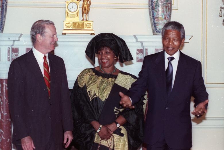 Nhà lãnh đạo Quốc hội Phi Châu Nelson Mandela và vợ ông Winnie gặp Ngoại trưởng Mỹ James Baker tại Washington, tháng 6 năm 1990