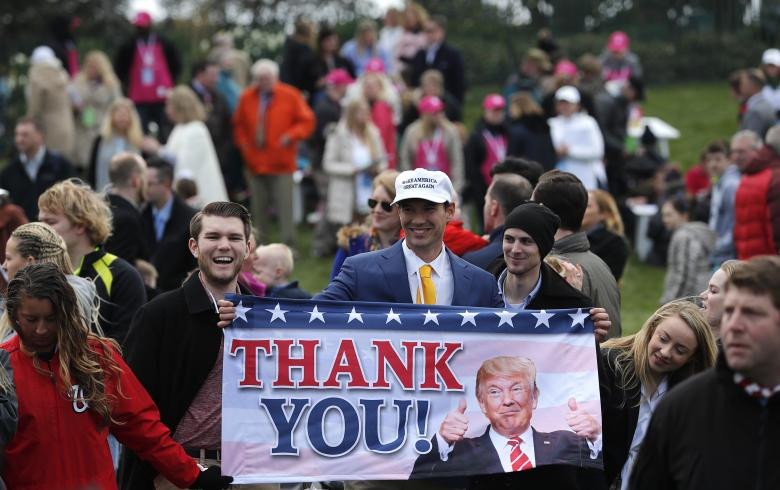 Những người ủng hộ Tổng thống Donald Trump giơ cao một biểu ngữ.