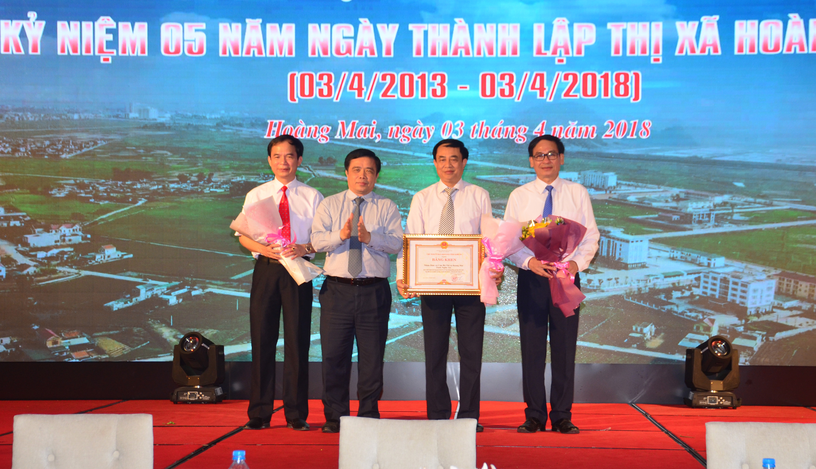 Phó Chủ tịch UBND tỉnh Huỳnh Thanh Điền trao tặng Bằng khen cho nhân dân và cán bộ thị xã Hoàng Mai. Ảnh: Thành Duy