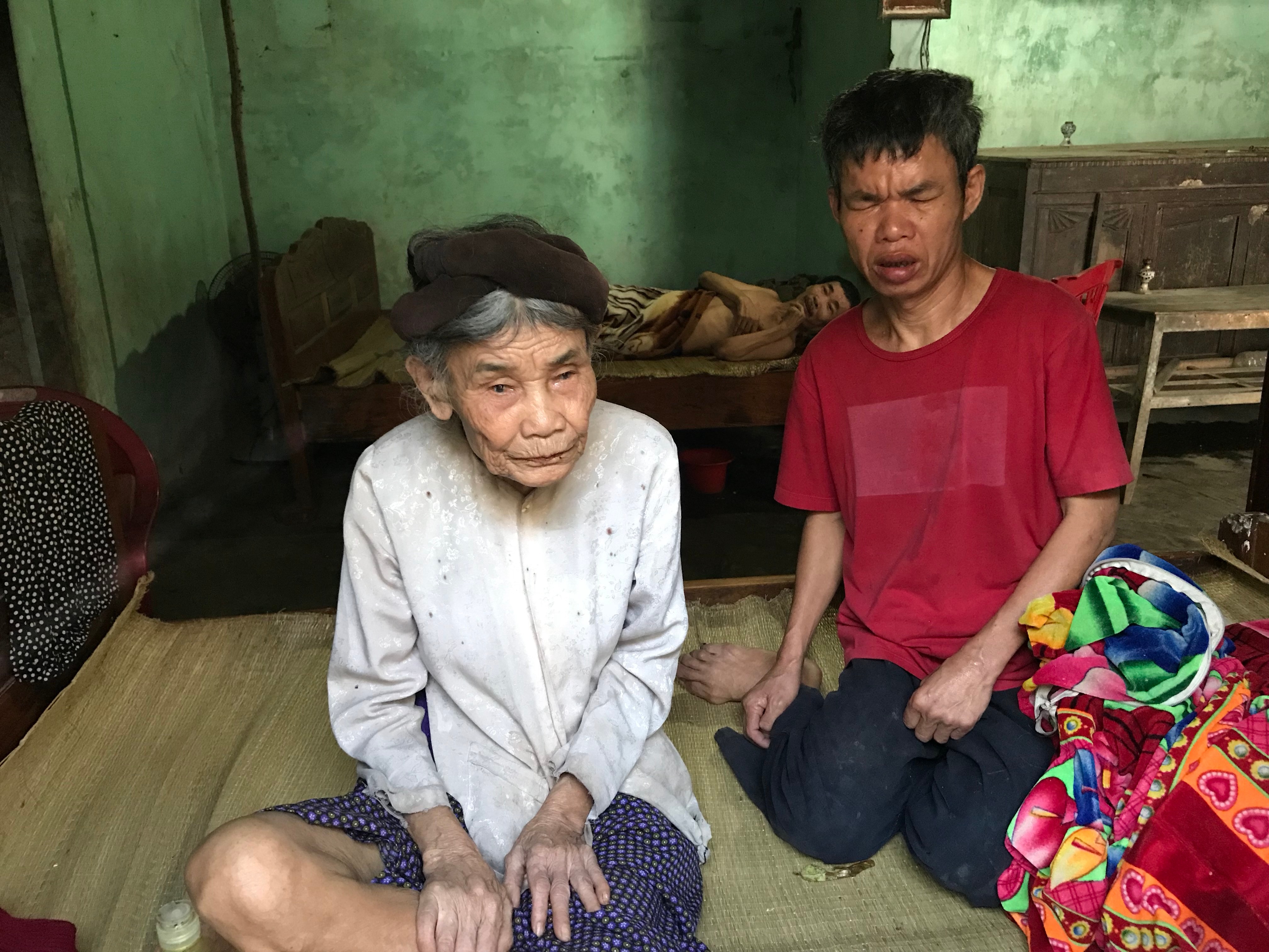 Cụ cứ và người con tàn tật bẩm sinh. Ảnh: Thu Hiền 