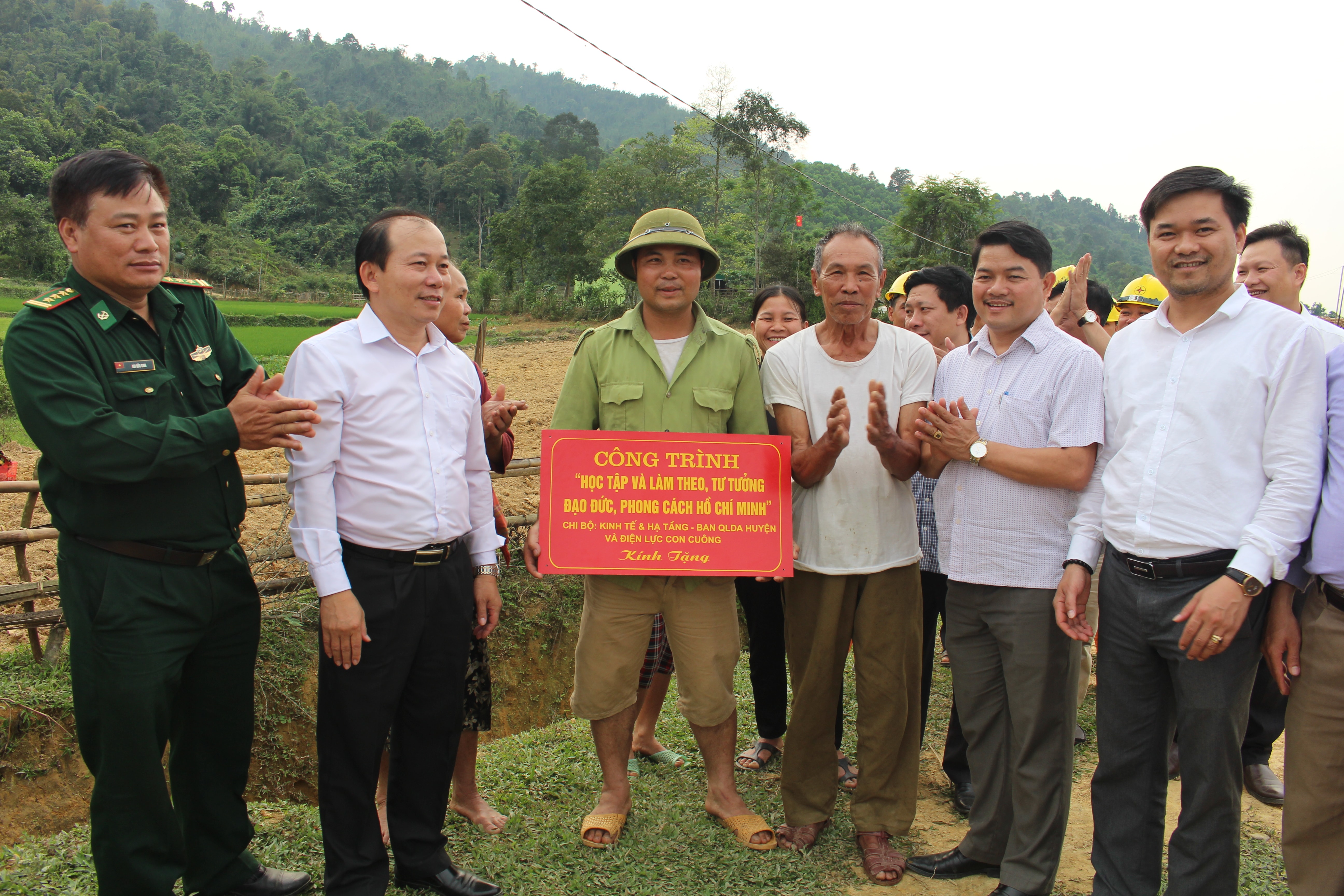 Lãnh đạo huyện Con Cuông, cán bộ CNVC Phòng KT-HT, điện lực huyện Con Cuông bàn giao công trình cho người dân