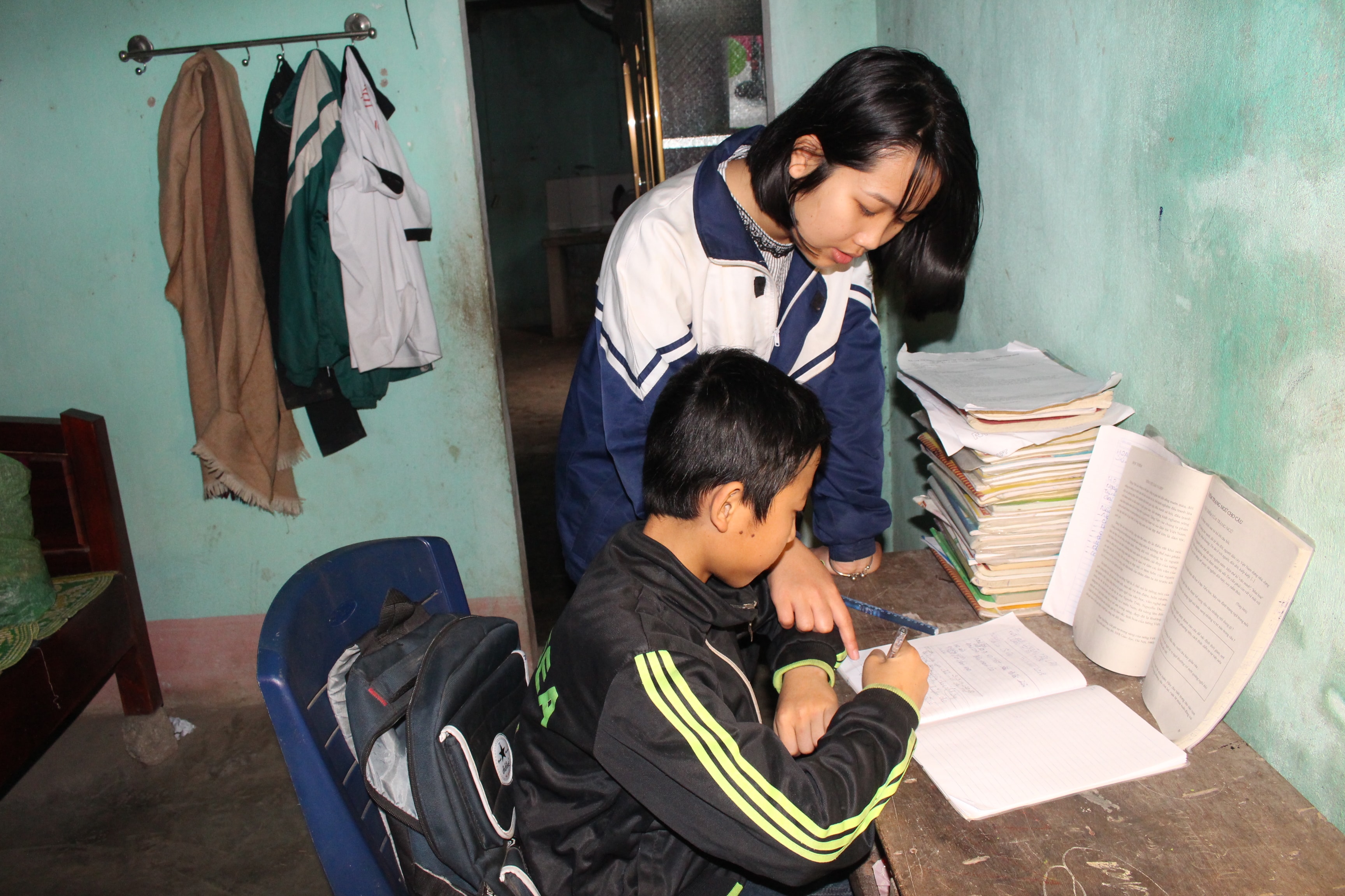 Trong ngôi nhà nhỏ, Trang là điểm tựa tinh thần cho các em. Ảnh: Lương Nga