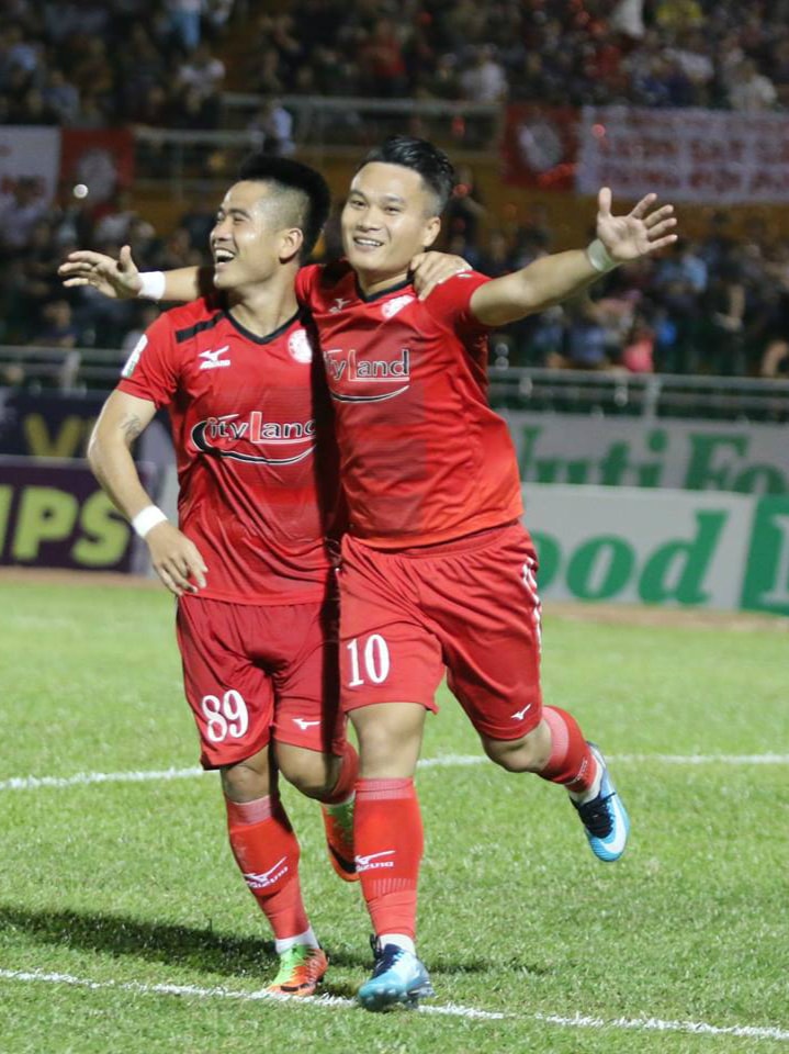 Phi Sơn đang chia vui cùng đàn anh Âu Văn Hoàn sau khi ghi bàn vào lưới S.Khánh Hòa. Ảnh: AT