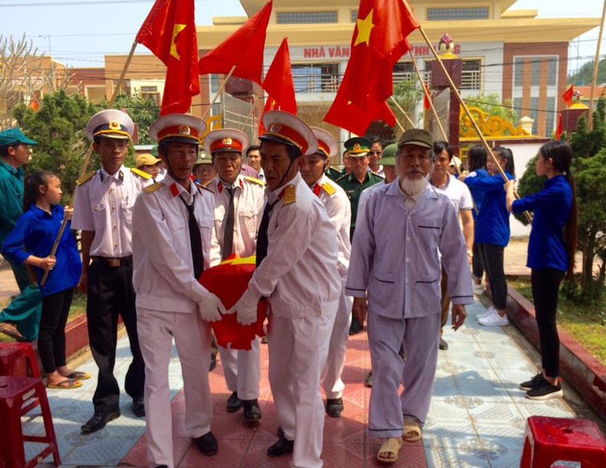 Lễ đón rước thi hài liệt sỹ Trần Xuân Tư tại Nghĩa trang liệt sỹ xã Quỳnh Long (Quỳnh Lưu). Ảnh: Hữu Tình