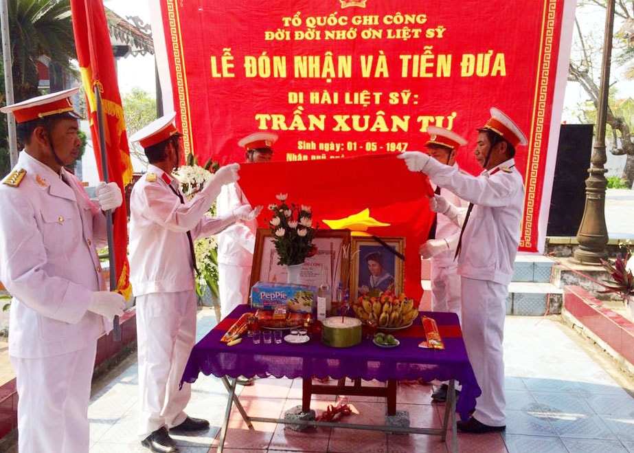 Nghi lễ phủ Quân kỳ trang trọng, thành kính theo nghi thức quân đội. Ảnh: Hữu Tình