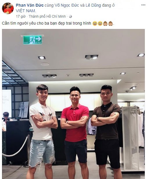 Văn Đức (áo trắng) cùng 2 người đồng đội trong màu áo SLNA là Ngọc Đức và Lê Dũng