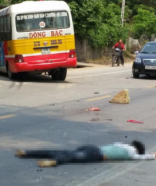 Sau khi gây tai nạn, xe buýt lao sang bên trái đường và va chạm tiếp với 1 xe máy khác. Ảnh: Huy Thư