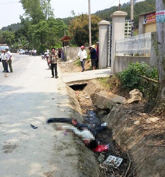 2 trong 3 nạn nhân đi trên chiếc xe máy gặp nạn đầu tiên nằm dưới mương. Ảnh: Huy Thư