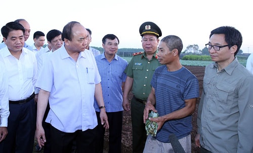 Thủ tướng Nguyễn Xuân Phúc kiểm tra tình hình sản xuất, trao đổi với nông dân tại khu sản xuất rau an toàn Văn Đức, Gia Lâm, Hà Nội. Ảnh: V.G.P
