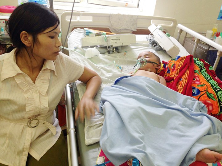 Sau 3 ngày điều trị, sức khỏe của bé Sáng dần hồi phục. Ảnh: Trần Hiền