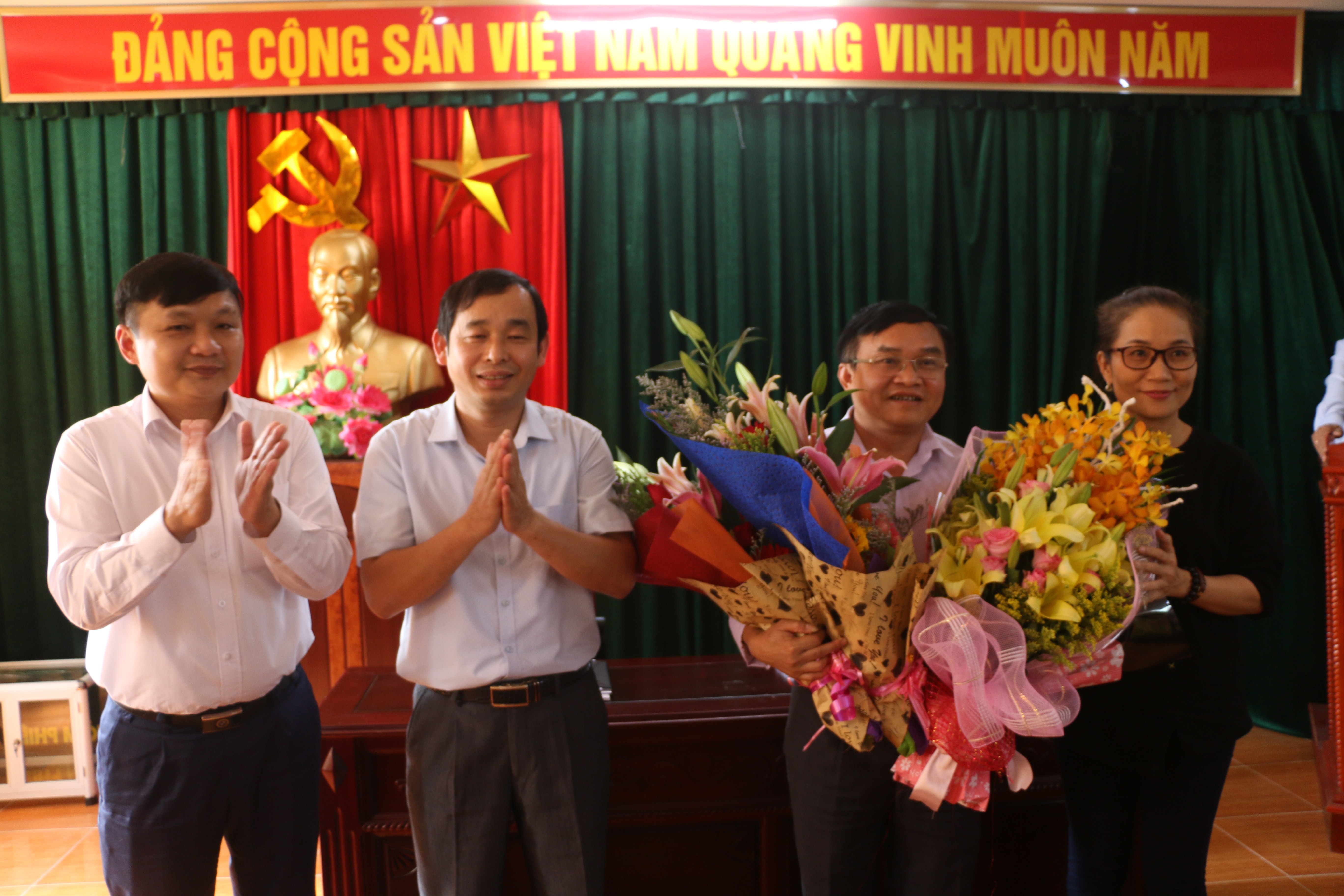 Lãnh đạo huyện Đô Lương tặng hoa chúc mừng đồng chí Ngọc Kim Nam được bầu giữ chức Bí thư Huyện ủy. Ảnh: Hữu Hoàn