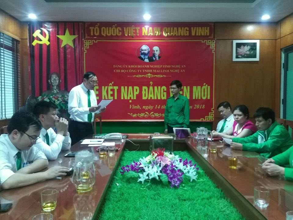 Lễ kết nạp đảng viên mới tại một doanh nghiệp. Ảnh: Khánh Hồng