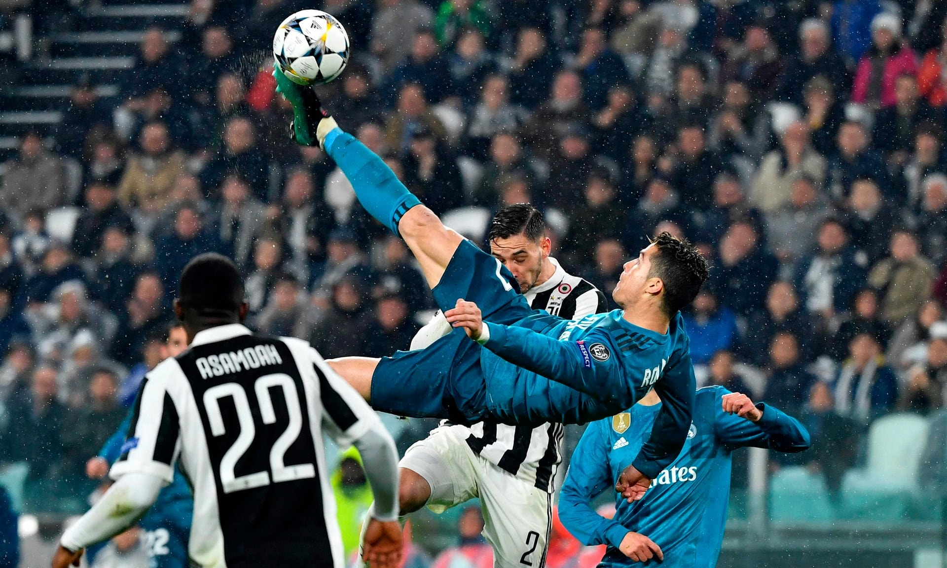 Pha tung người móc bóng điệu nghệ của Ronaldo, nâng tỷ số lên 2-0. Ảnh: Getty