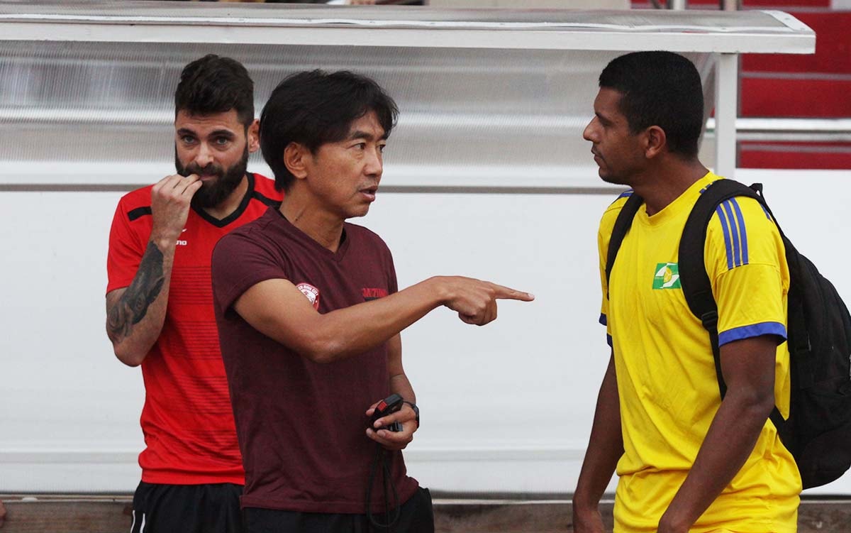 Sau khi SLNA kết thúc buổi tập, HLV Toshiya Miura có màn hội thoại ngắn với ngoại binh của SLNA. Trong khi đó, những cầu thủ khác cũng tranh thủ giao lưu trước trận đấu vào ngày mai. Ảnh: Nguyên Hải