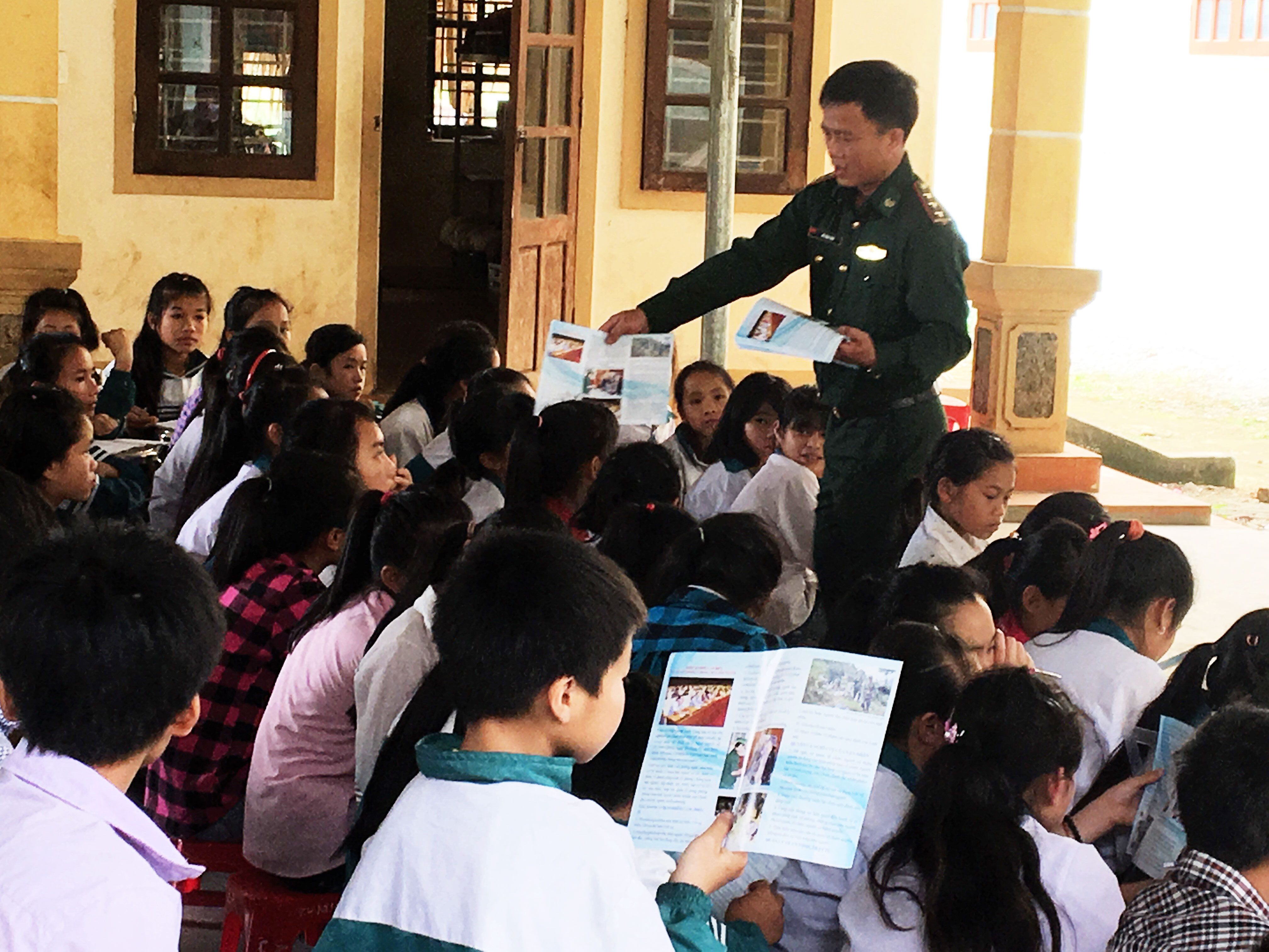Đồn Biên phòng Hạnh Dịch tuyên truyền phòng chống tội phạm mua bán người cho học sinh Trường THCS xã Nậm Giải, huyện Quế Phong. Ảnh: Hùng Phong