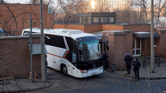 Xe rời trụ sở đại sứ quán Mỹ tại Moscow sáng 5/4. Ảnh: AP.