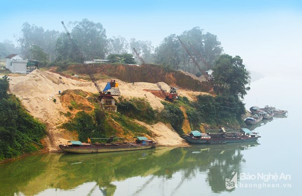 Bến khai thác cát trái phép tại xã Thanh Hưng (huyện Thanh Chương), đoạn dưới chân cầu Rạng. Ảnh tư liệu
