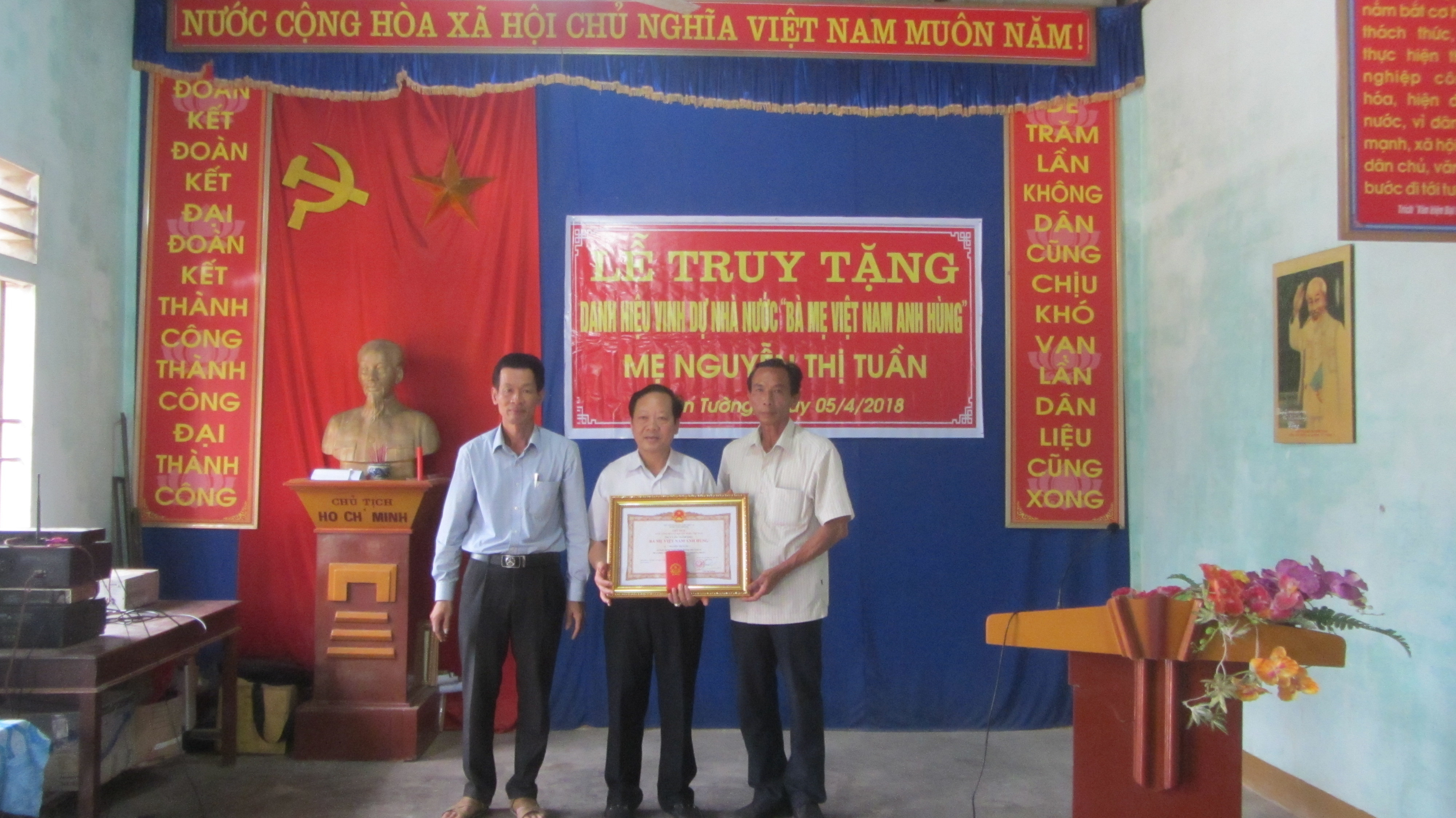 Lễ truy tặng danh hiệu Bà mẹ VNAH cho mẹ Nguyễn Thị Tuần. Ảnh: Nguyễn Hữu Mai.