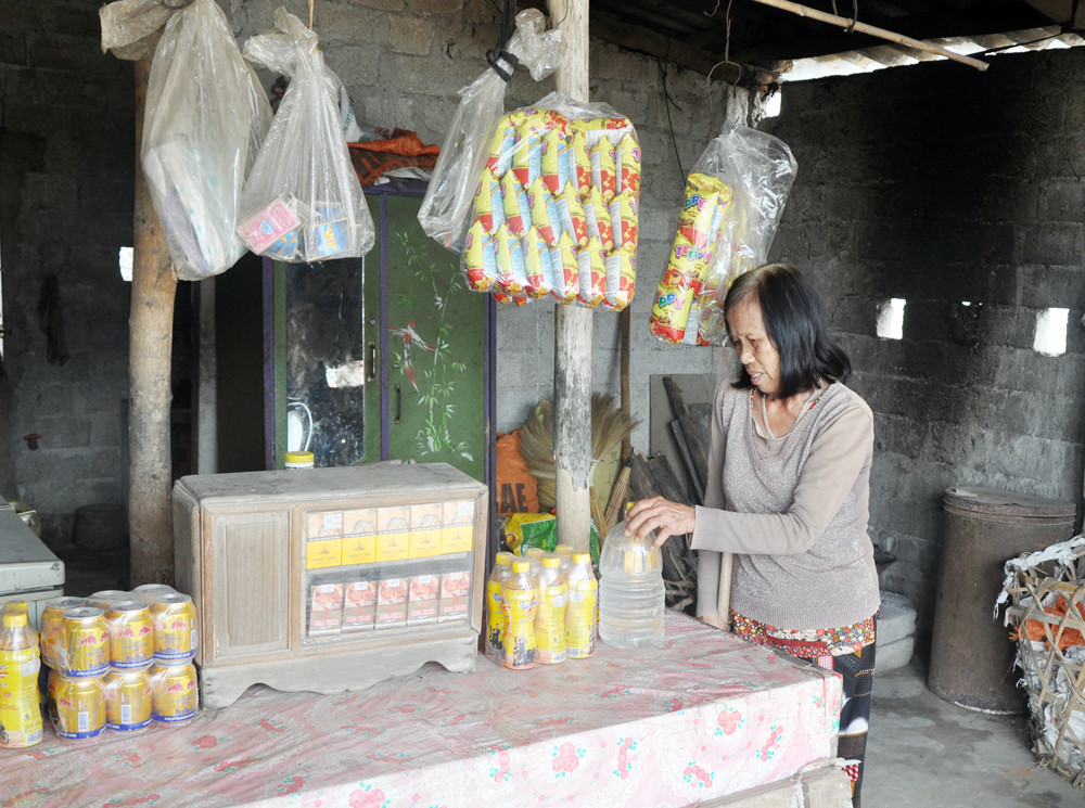 Cựu TNXP Bùi Thị Đăng bán hàng vặt kiếm tiền trang trải cuộc sống