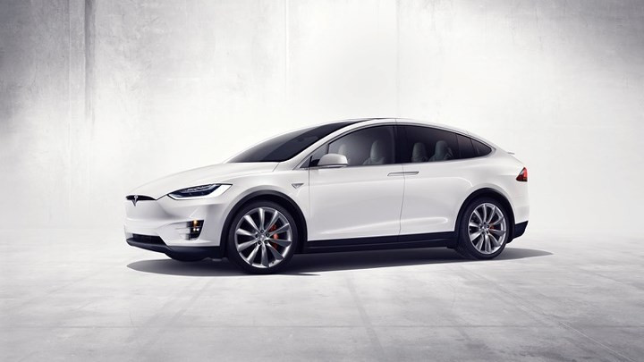 1. Tesla Model X P100D: Chiếc xe điện của Elon Musk có thể chạm 100km/h từ vị trí đứng yên chỉ trong 2,9 giây, nhanh như những mẫu siêu xe đang có mặt trên thị trường.