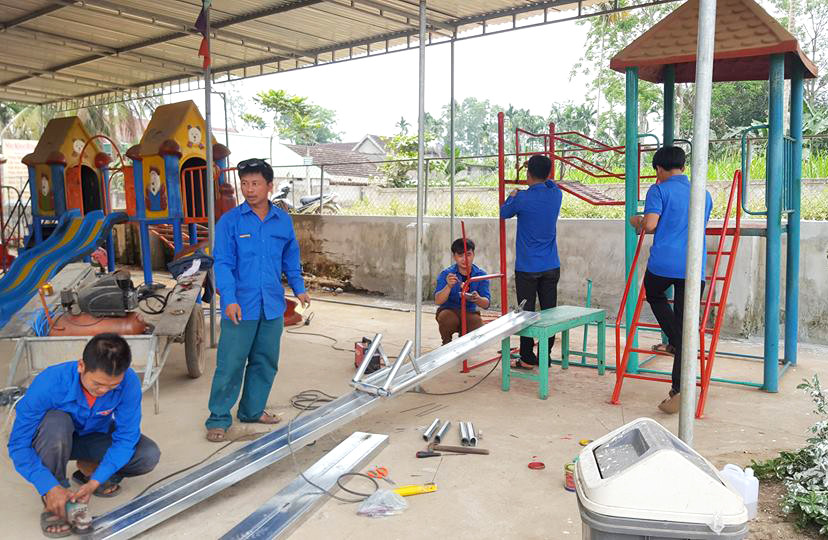 Đoàn viên thanh niên xã Hùng Sơn đang hoàn thiện khu vui chơi tại trường mầm non