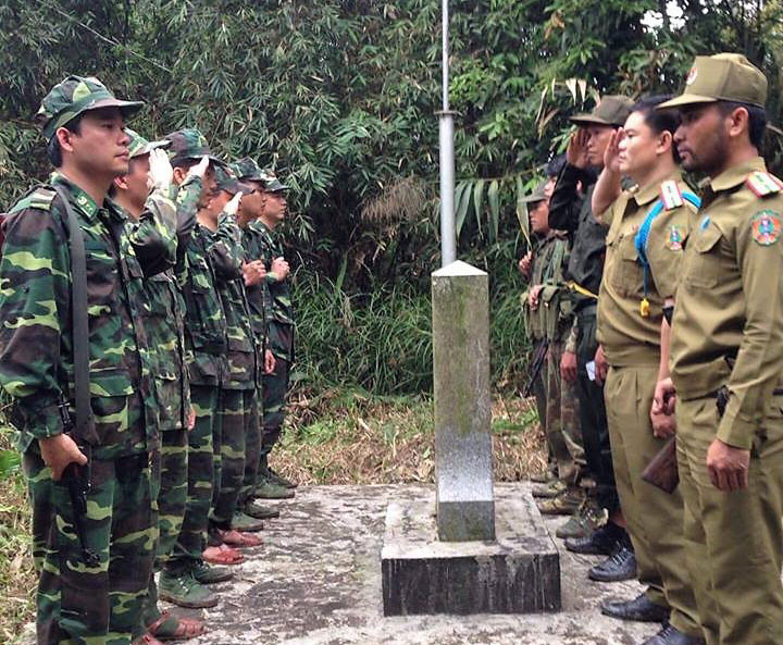 2 đội tuần tra Việt Nam - Lào thực hiện nghi thức chào cột mốc số 462. Ảnh: Phương Linh