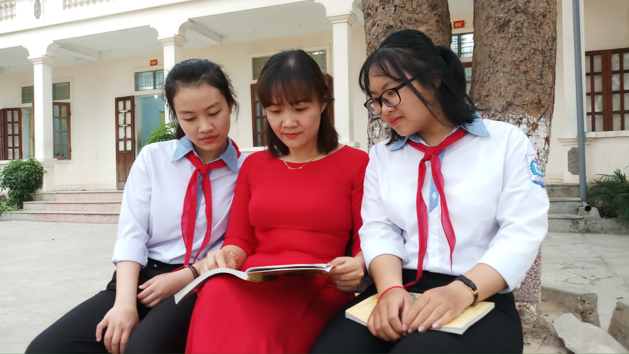 Cô giáo Trương Thị Hà cùng 2 học sinh đạt giải Nhất, giải Ba kỳ thi học sinh giỏi tỉnh môn Văn. Ảnh: Phước Anh