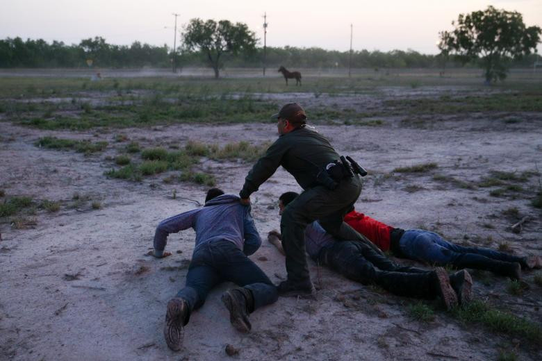 Nhân viên tuần tra biên giới Sergio Ramirez bắt bớ những người nhập cư vượt biên từ Mexico vào Mỹ trong vùng Rio Grande Valley, gần McAllen, Texas.