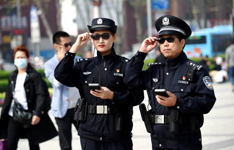 Các nhân viên cảnh sát đã trưng bày kính thông minh hỗ trợ AI của họ ở Lạc Dương, tỉnh Henan, Trung Quốc.