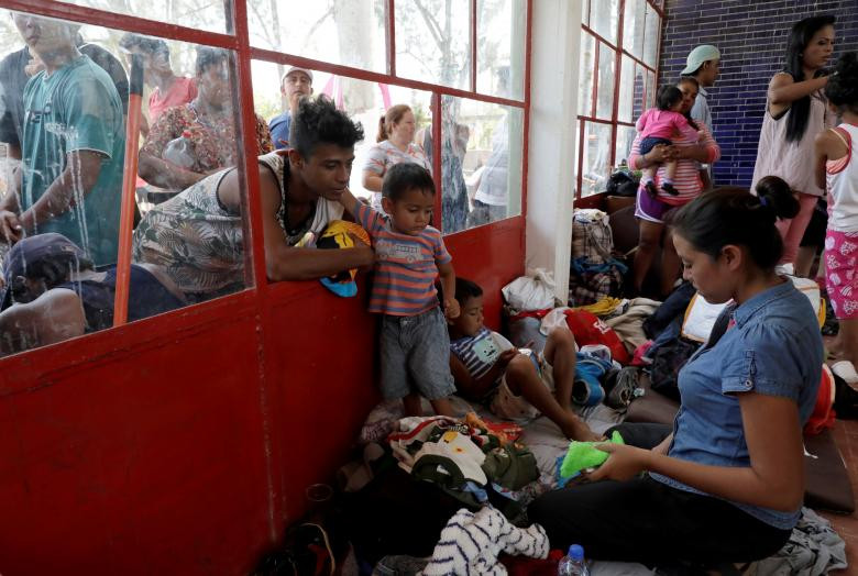 Những người di cư Trung Mỹ, một phần của đoàn caravan di chuyển qua Mexico tới biên giới Hoa Kỳ, tập trung tại một trung tâm tạm thời của Viện Di cư Quốc gia Mexico để đăng ký tại Matias Romero, Mexico.