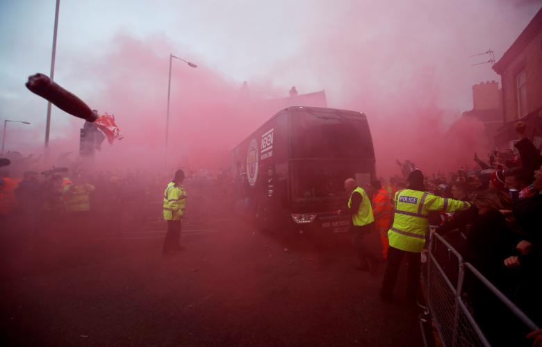 Những người hâm mộ Liverpool đã đặt ra những vụ nổ và ném tên lửa tại xe buýt đội Manchester City bên ngoài sân vận động trước trận đấu. Hình ảnh hành động qua