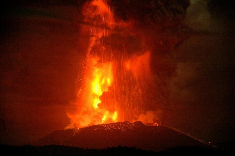 Núi lửa Shinmoedake phun ra dung nham nóng chảy khi đỉnh cao phun trào giữa Miyazaki và các quận Kagoshima, phía tây nam Nhật Bản. 