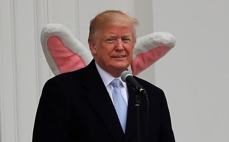 Tổng thống Trump xuất hiện trên Cảng Nam của Nhà Trắng với Bunny Phục Sinh đứng phía sau ông như Trứng Phục Sinh hàng năm của Nhà Trắng được tổ chức trên bãi cỏ Nam của Nhà Trắng.