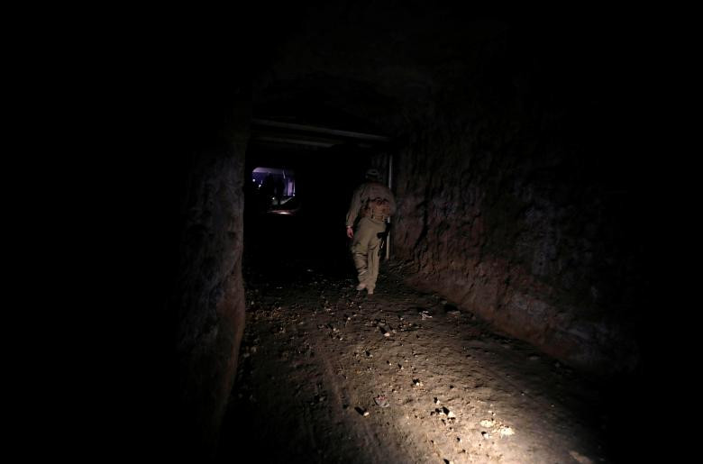 Một người lính Nga bước vào một đường hầm mà quân nổi dậy ở Jobar, đông Ghouta, ở Damascus, Syria đã sử dụng.