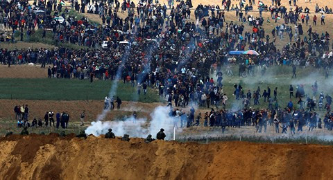 Binh lính Israel sử dụng khí hơi cay nhằm giải tán đám đông người biểu tình từ dải Gaza.