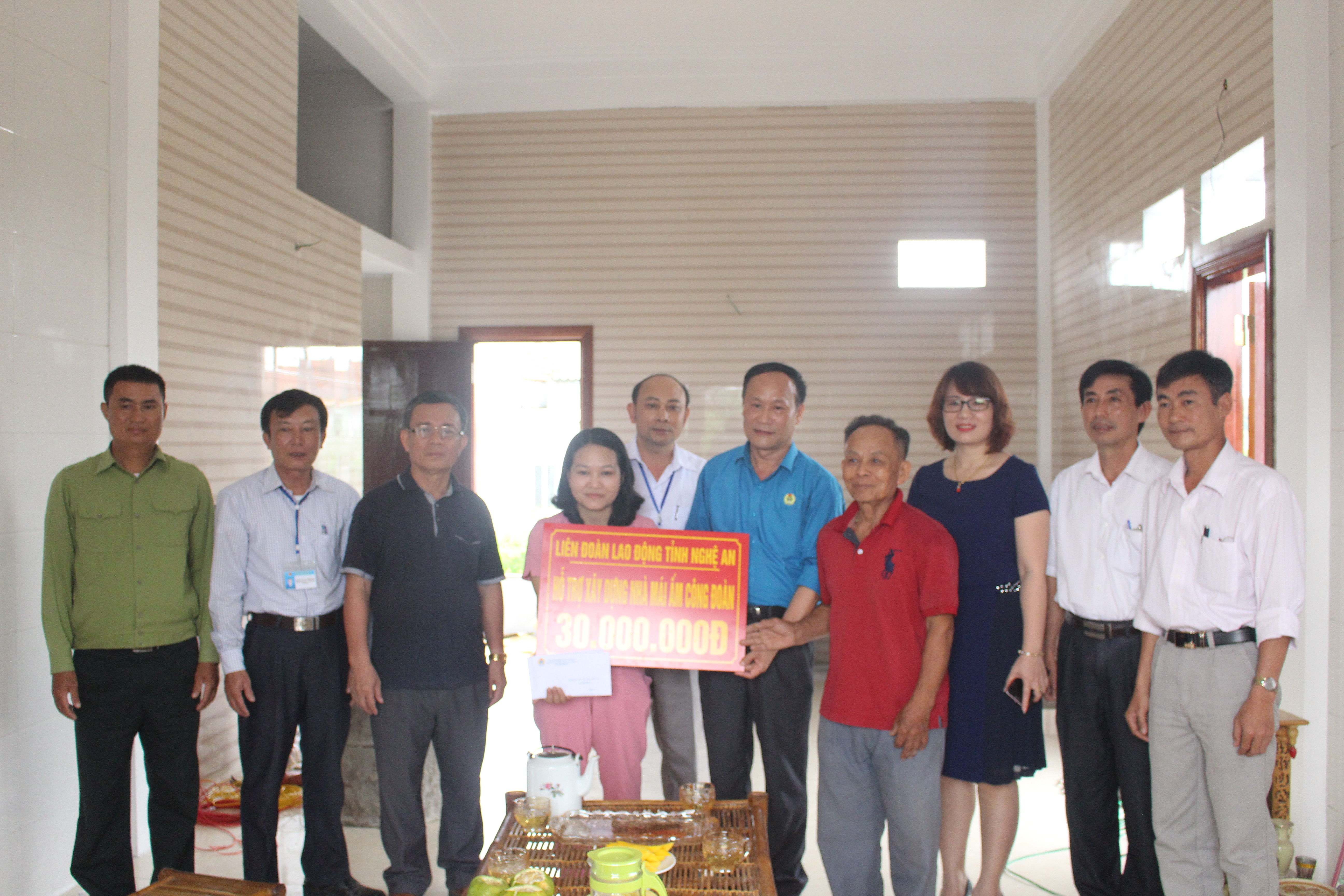 Đồng chí Nguyễn Tử Phương – TUV, Chủ tịch LĐLĐ tỉnh trao số tiền hỗ trợ làm nhà mái ấm công đoàn 30 triệu đồng cho cô Trang